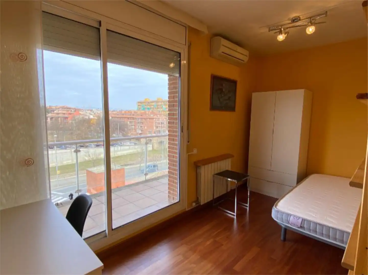 Habitació a Avinguda dels Països Catalans, 29, Remei - La Guixa Dormitori de Pis per a compartir en Vic amb Calefacció, Parquet i Moblat