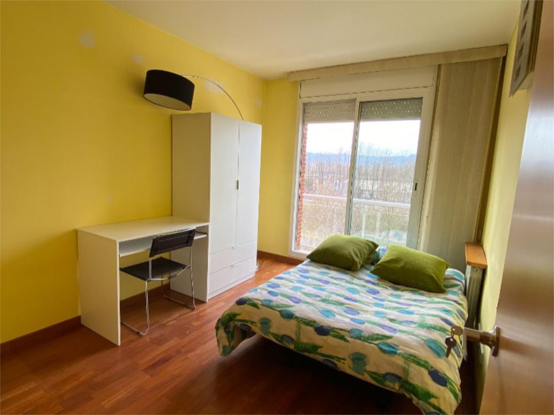 Bedroom of Flat to share in Vic  with Heating, Parquet flooring and Furnished