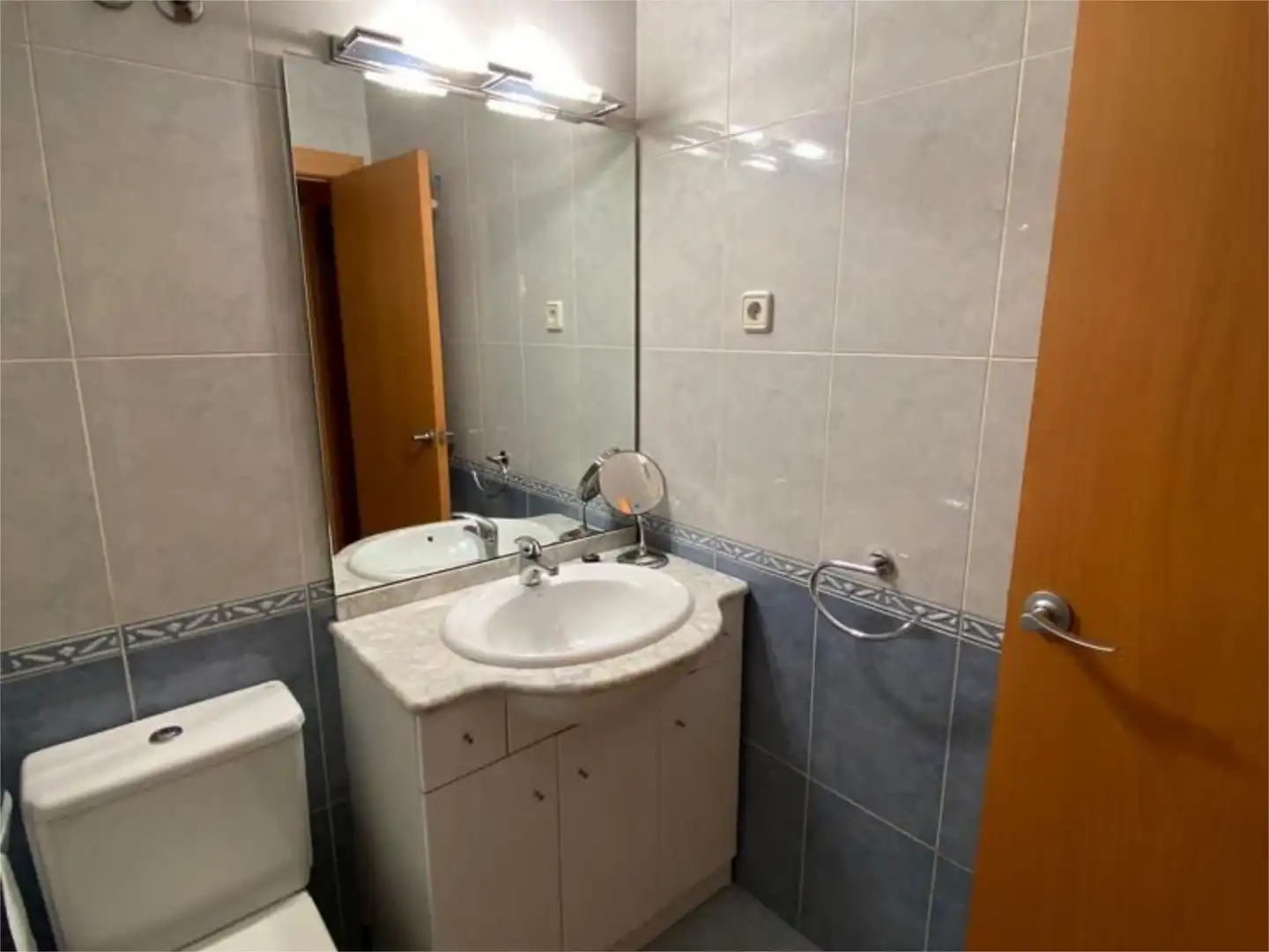 Habitació a Avinguda dels Països Catalans, 29, Remei - La Guixa Bany de Pis per a compartir en Vic amb Calefacció, Parquet i Moblat