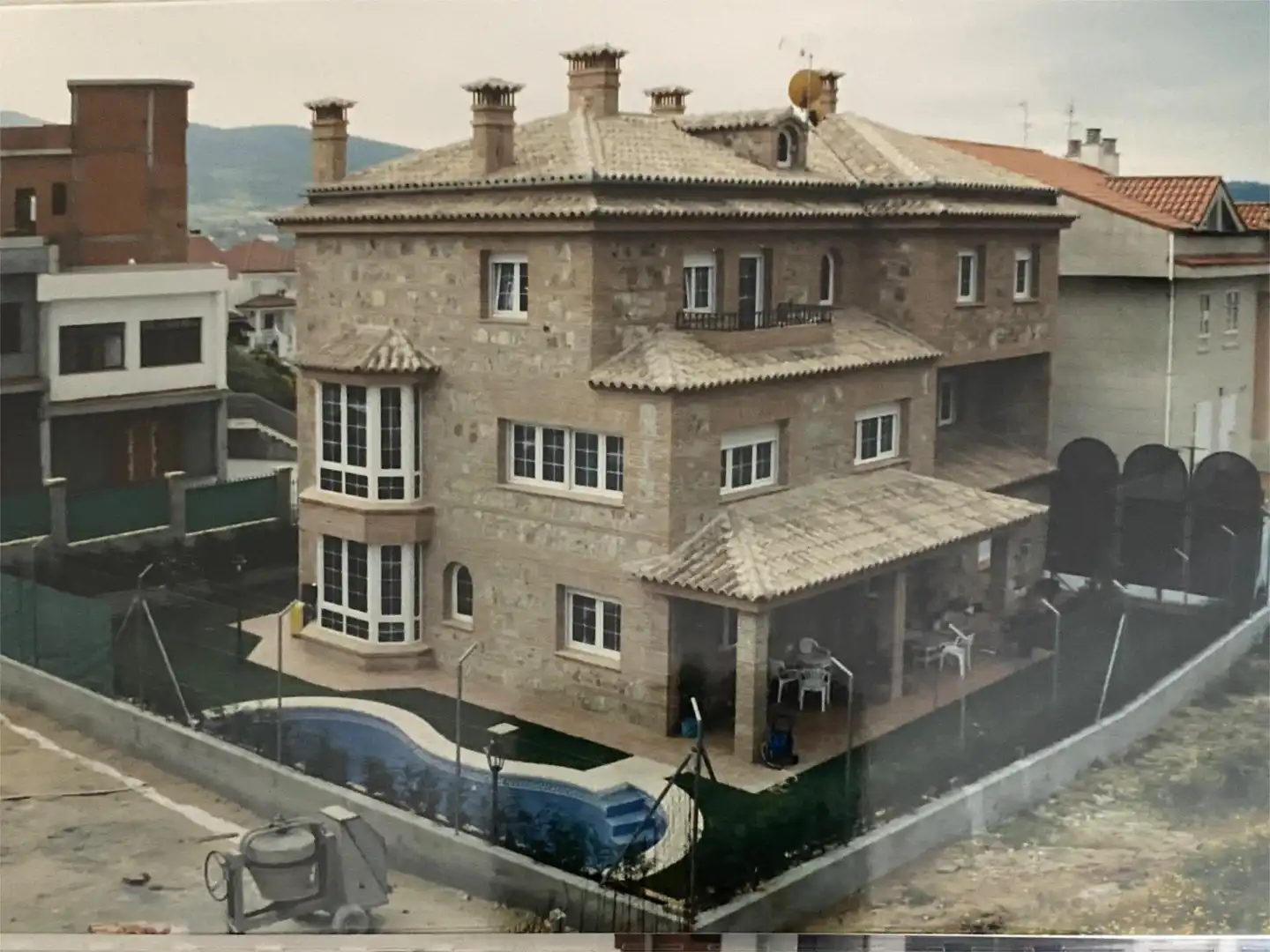 Houses for sale in Calle Francisco de Orellana, 31, Los Pinos - El Pilar Exterior view of Houses for sale in Plasencia with Air Conditioner, Terrace and Swimming Pool
