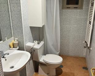 Bathroom of Flat to share in  Madrid Capital  with Air Conditioner