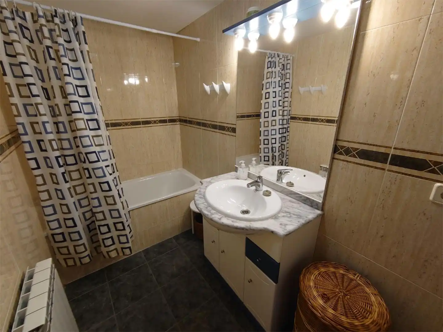 Wohnung zur Miete in Calle Mayor, Jaca Badezimmer von Wohnung zur Miete in Jaca mit Balkon