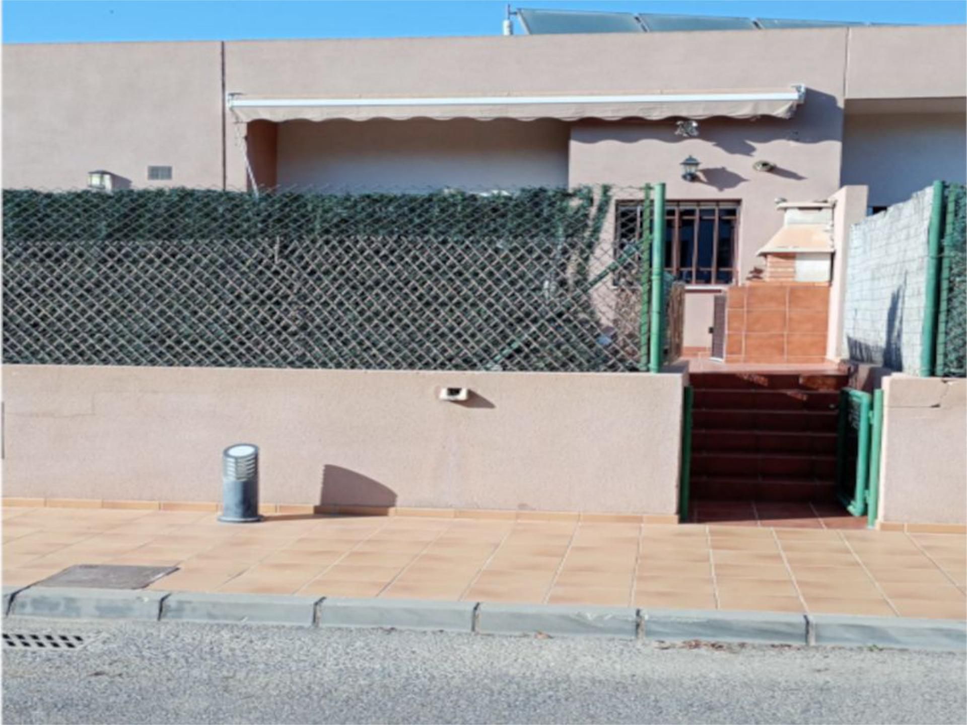 Vista exterior de Casa adosada en venda en  Almería Capital amb Aire condicionat, Jardí privat i Terrassa