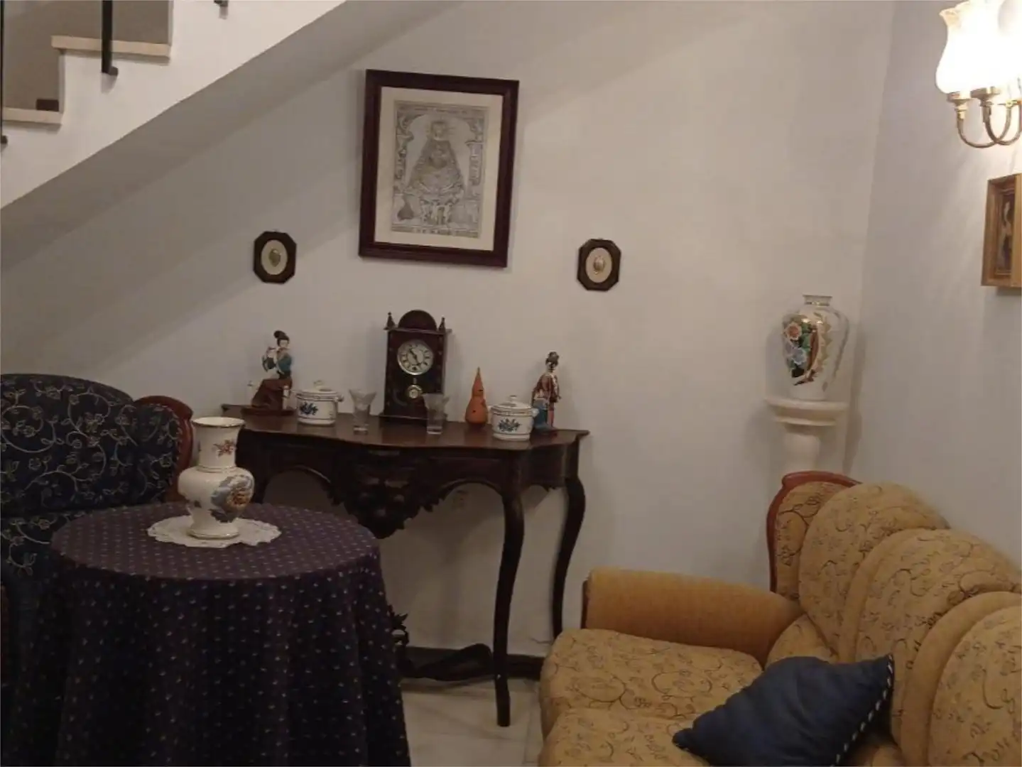 Sala de estar de Casa adosada en venta en Carmona con Terraza, Trastero y Amueblado