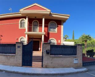 Vista exterior de Casa o xalet en venda en Linares amb Aire condicionat, Terrassa i Piscina