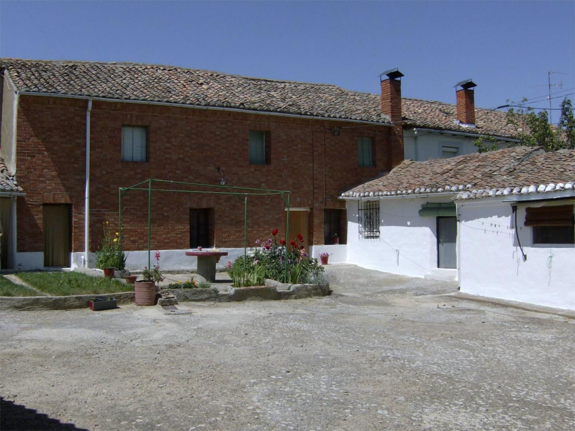 Vista exterior de Casa adosada en venda en Loma de Ucieza amb Jardí privat
