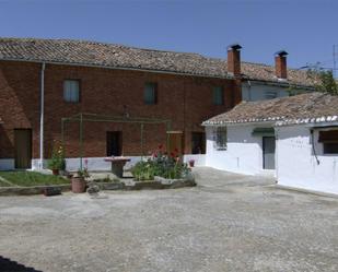 Vista exterior de Casa adosada en venda en Loma de Ucieza amb Jardí privat