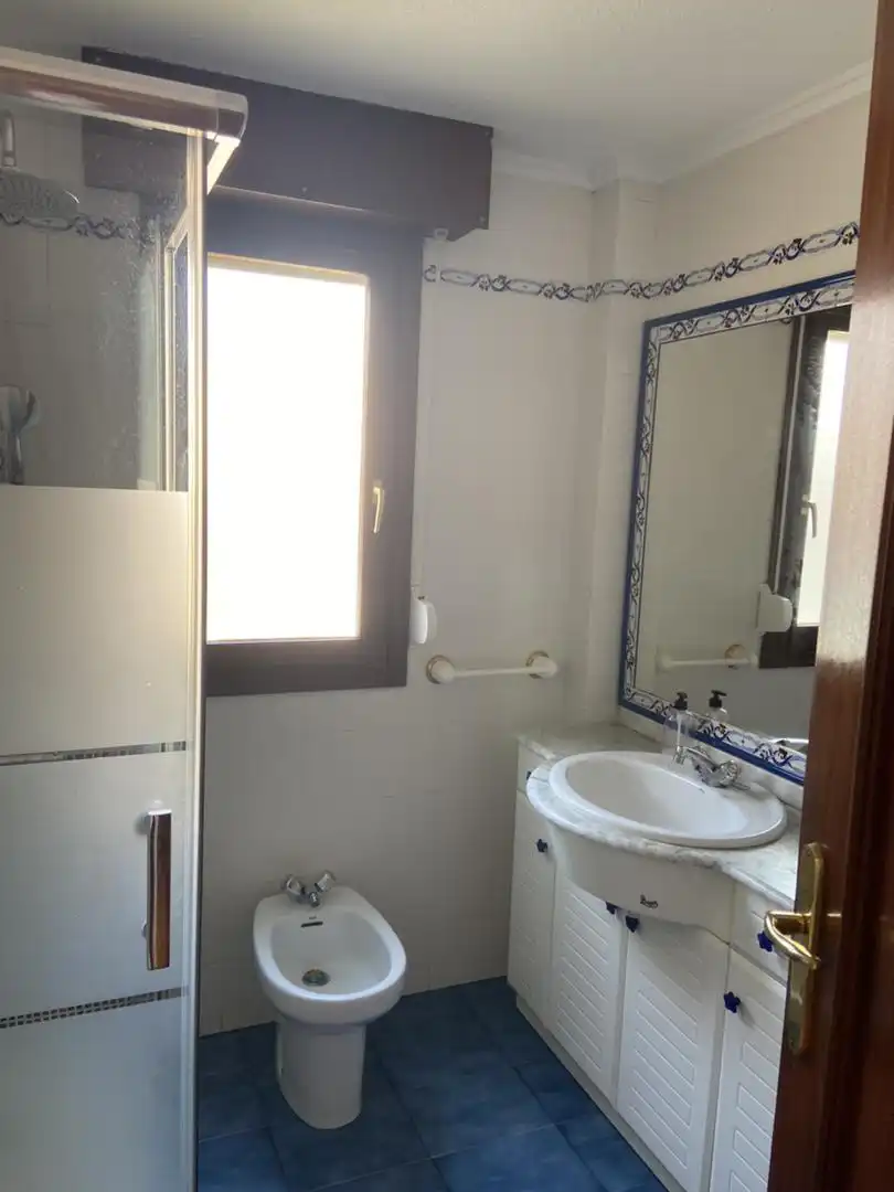 Baño de Piso de alquiler en Santoña con Calefacción, Jardín privado y Parquet