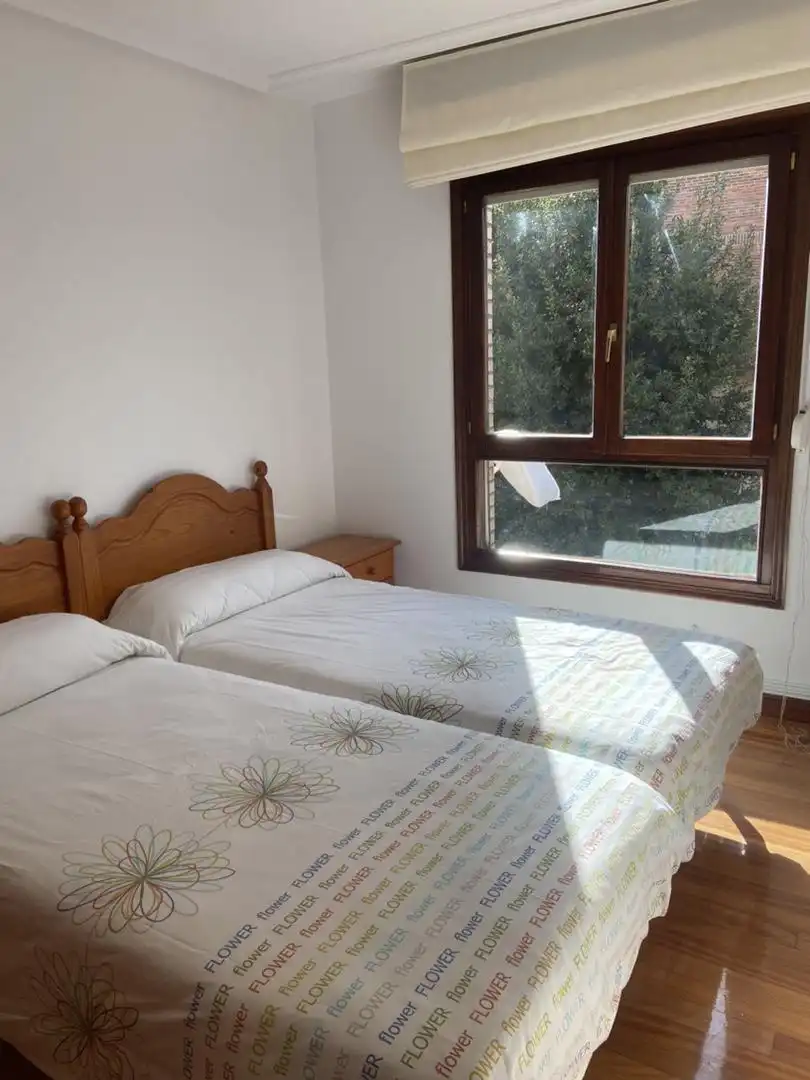 Habitación de Piso de alquiler en Santoña con Calefacción, Jardín privado y Parquet