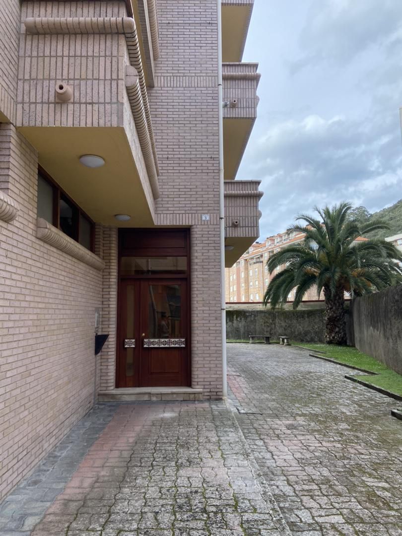 Vista exterior de Pis de lloguer en Santoña amb Calefacció, Jardí privat i Parquet