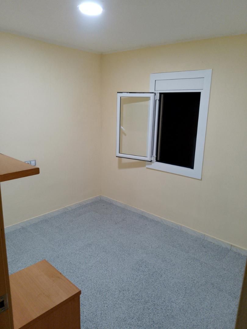 Bedroom of Flat to share in Castellcir  with Oven, Washing machine and Internet