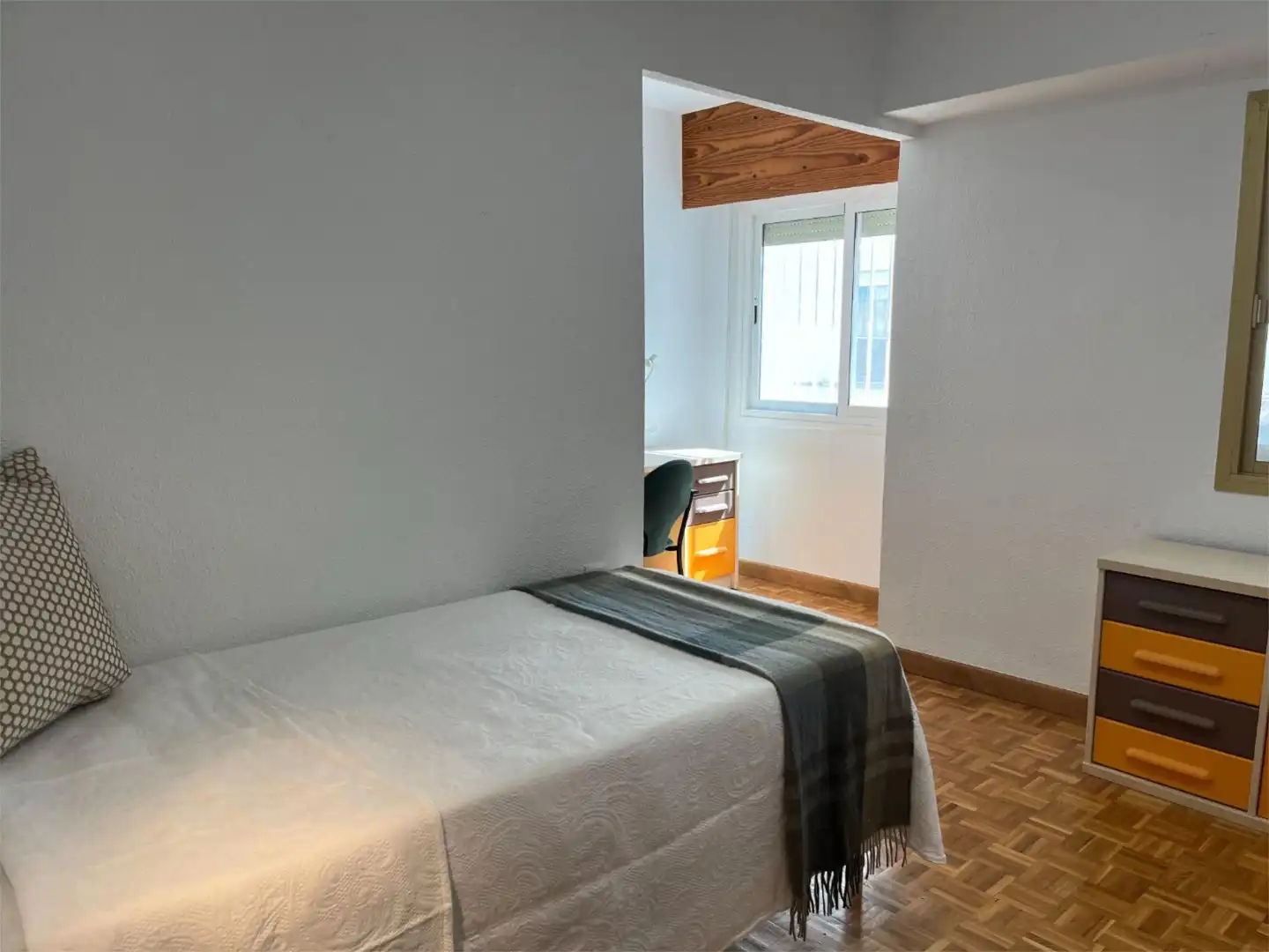 Room in Calle Orense, 1, Ensanche - Diputación