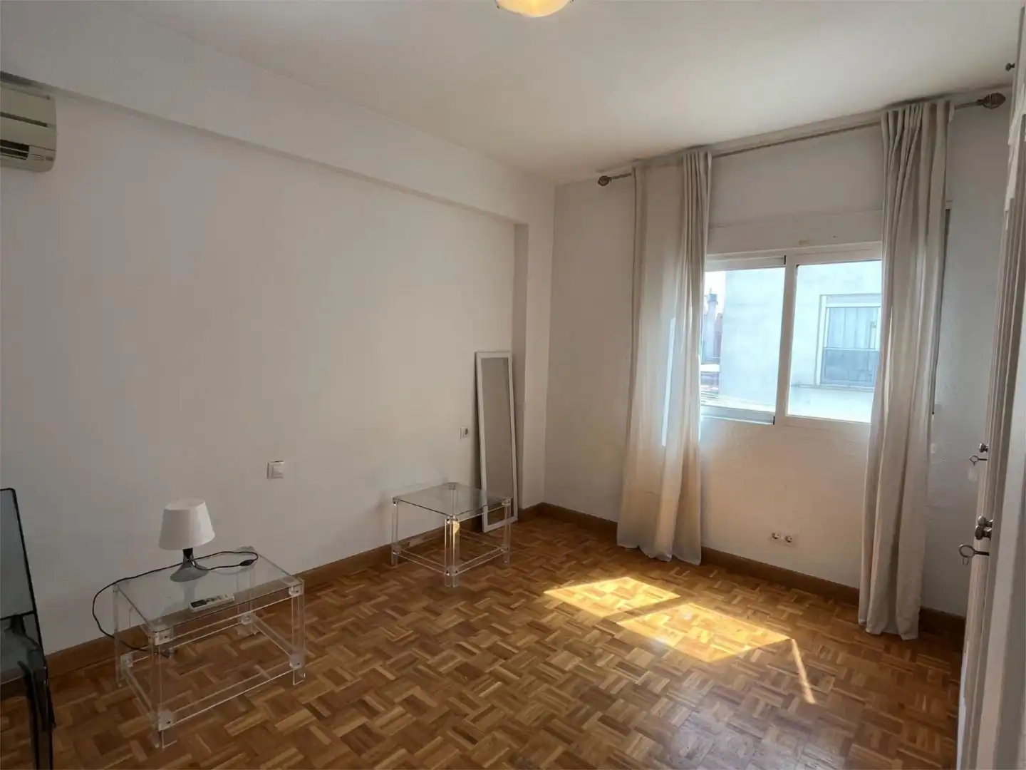 Room in Calle Orense, 1, Ensanche - Diputación
