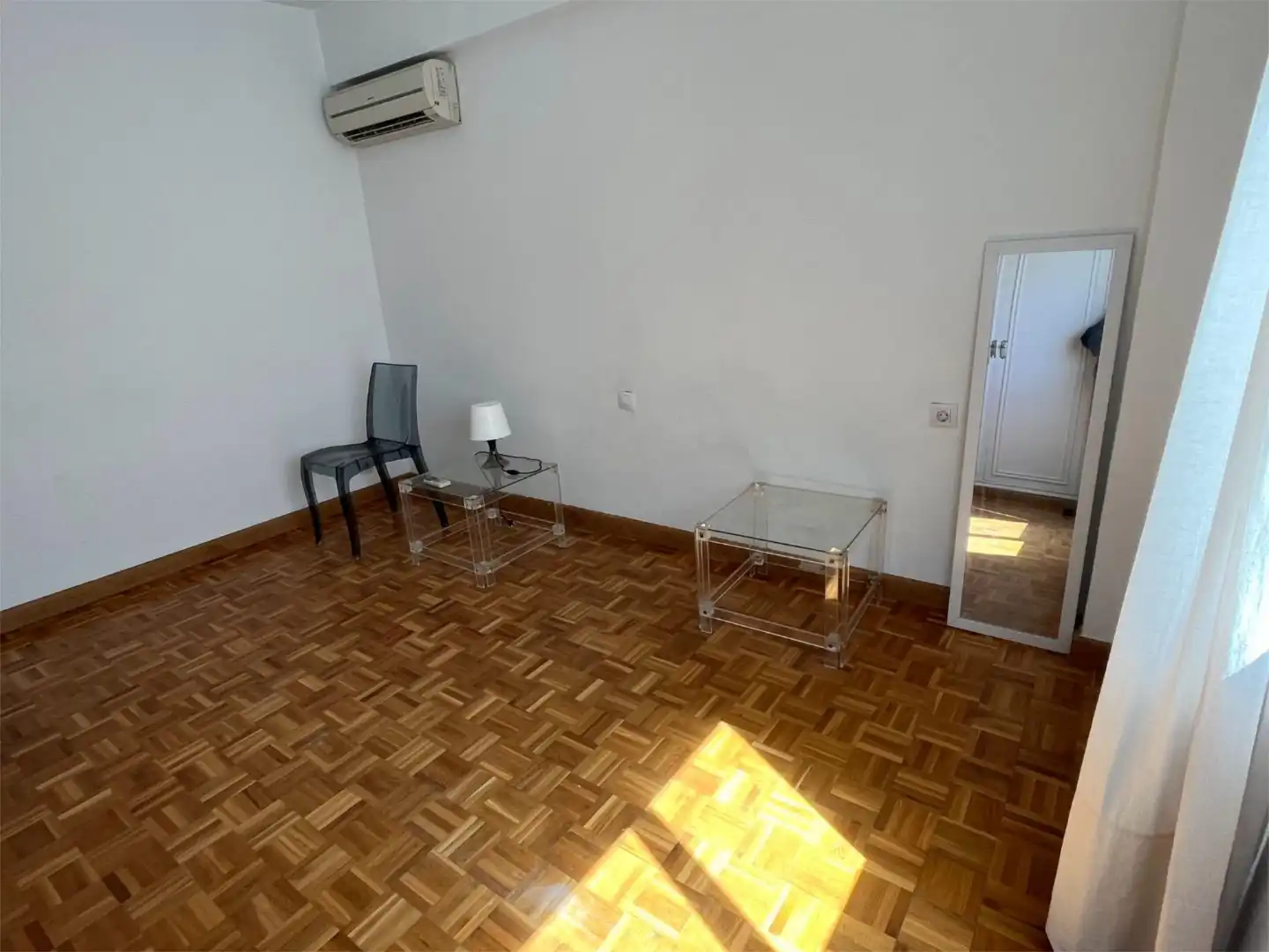 Room in Calle Orense, 1, Ensanche - Diputación