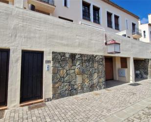 Vista exterior de Casa adosada en venda en Benahavís amb Aire condicionat, Terrassa i Balcó