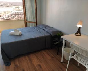 Dormitori de Casa o xalet per a compartir en  Zaragoza Capital amb Balcó