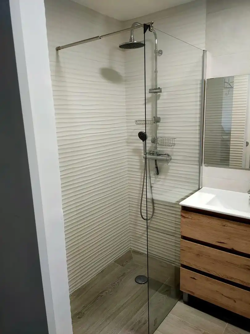 Piso de alquiler en Carrer Pau de Sant Leocadi, 34, Oliva Nova Baño de Piso de alquiler en Oliva con Aire acondicionado, Terraza y Horno