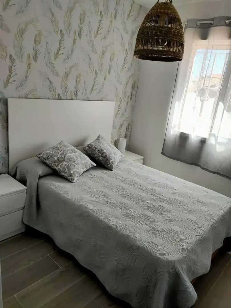 Piso de alquiler en Carrer Pau de Sant Leocadi, 34, Oliva Nova Habitación de Piso de alquiler en Oliva con Aire acondicionado, Terraza y Horno