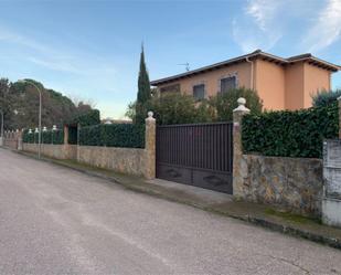 Vista exterior de Casa o xalet en venda en Otero amb Aire condicionat, Terrassa i Piscina