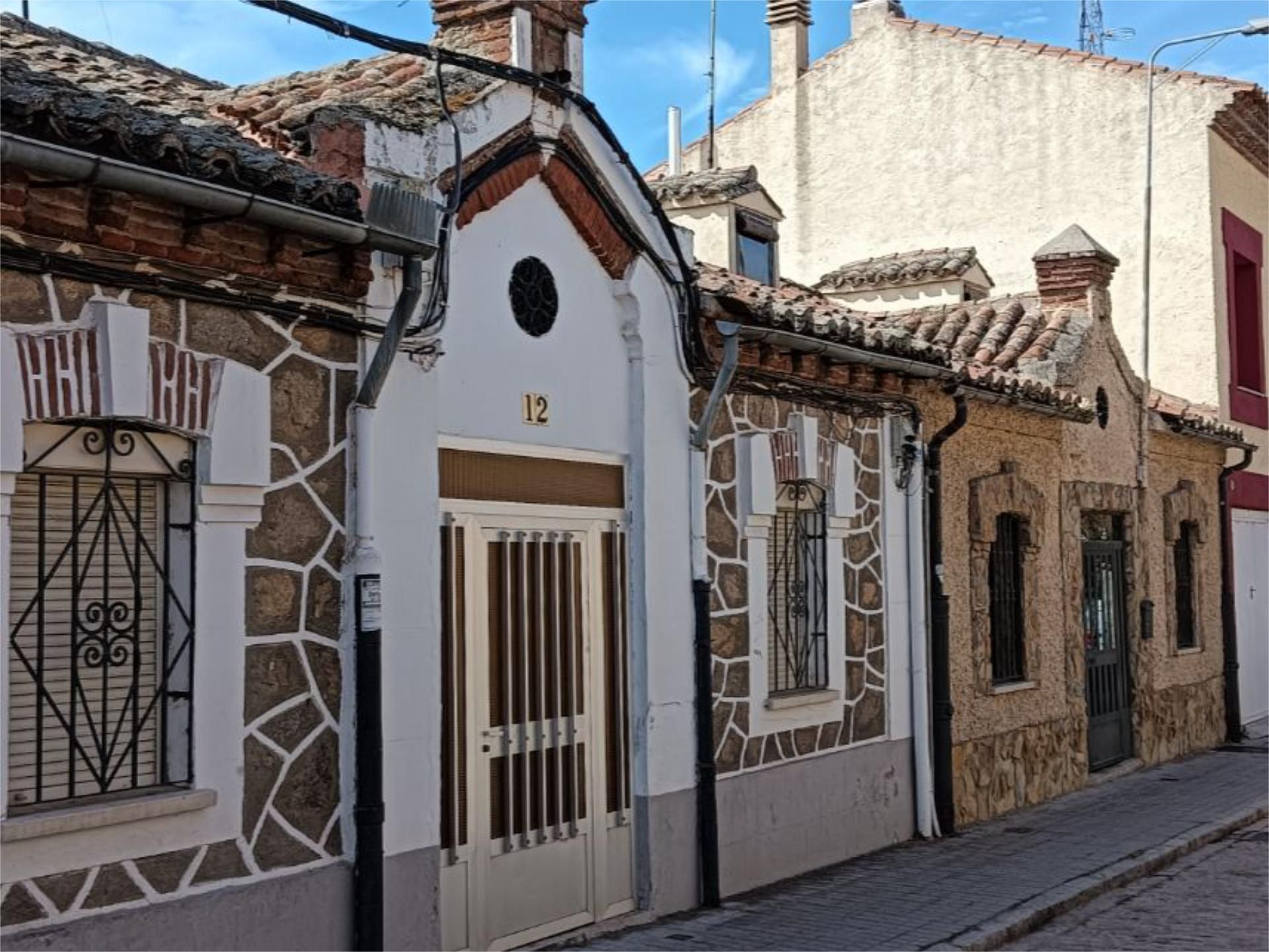 Vista exterior de Casa adosada en venda en Ávila Capital amb Terrassa