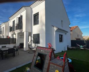 Vista exterior de Casa o xalet en venda en Fuengirola amb Aire condicionat, Terrassa i Balcó