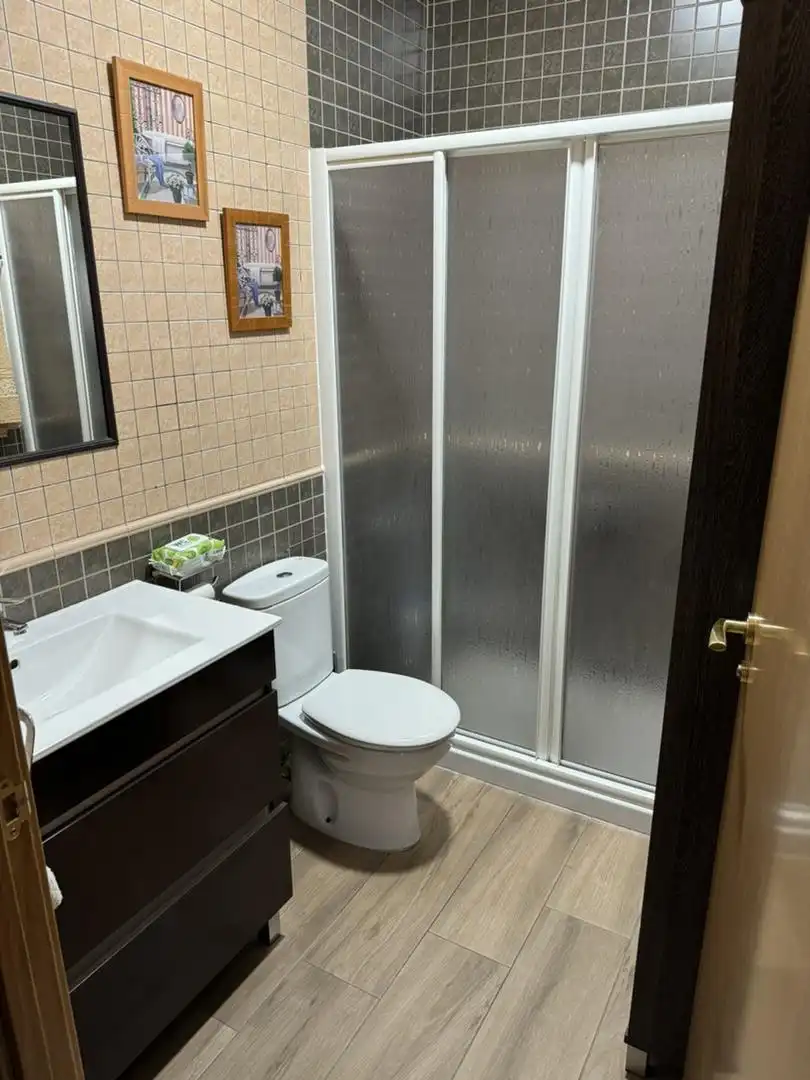 Baño de Casa adosada en venta en Arenas de San Juan  con Aire acondicionado, Calefacción y Microondas