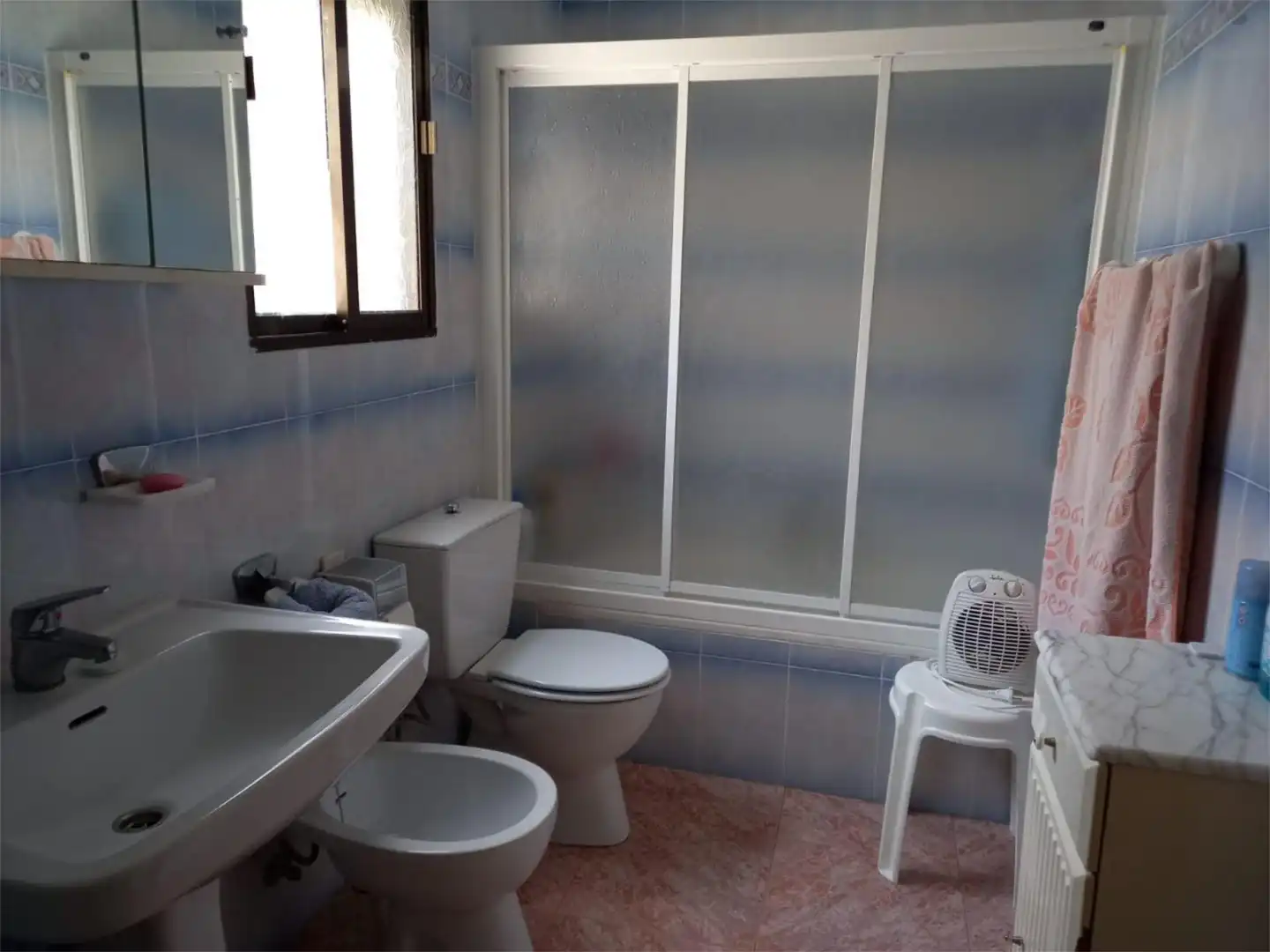 Casa adosada en venta en Calle San Juan, 14, Navas del Sepillar Baño de Casa adosada en venta en Lucena con Aire acondicionado, Jardín privado y Terraza