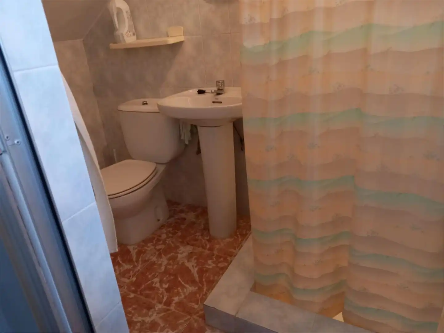 Casa adosada en venta en Calle San Juan, 14, Navas del Sepillar Baño de Casa adosada en venta en Lucena con Aire acondicionado, Jardín privado y Terraza