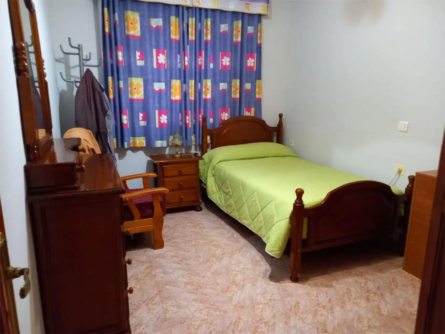 Casa adosada en venta en Calle San Juan, 14, Navas del Sepillar Habitación de Casa adosada en venta en Lucena con Aire acondicionado, Jardín privado y Terraza