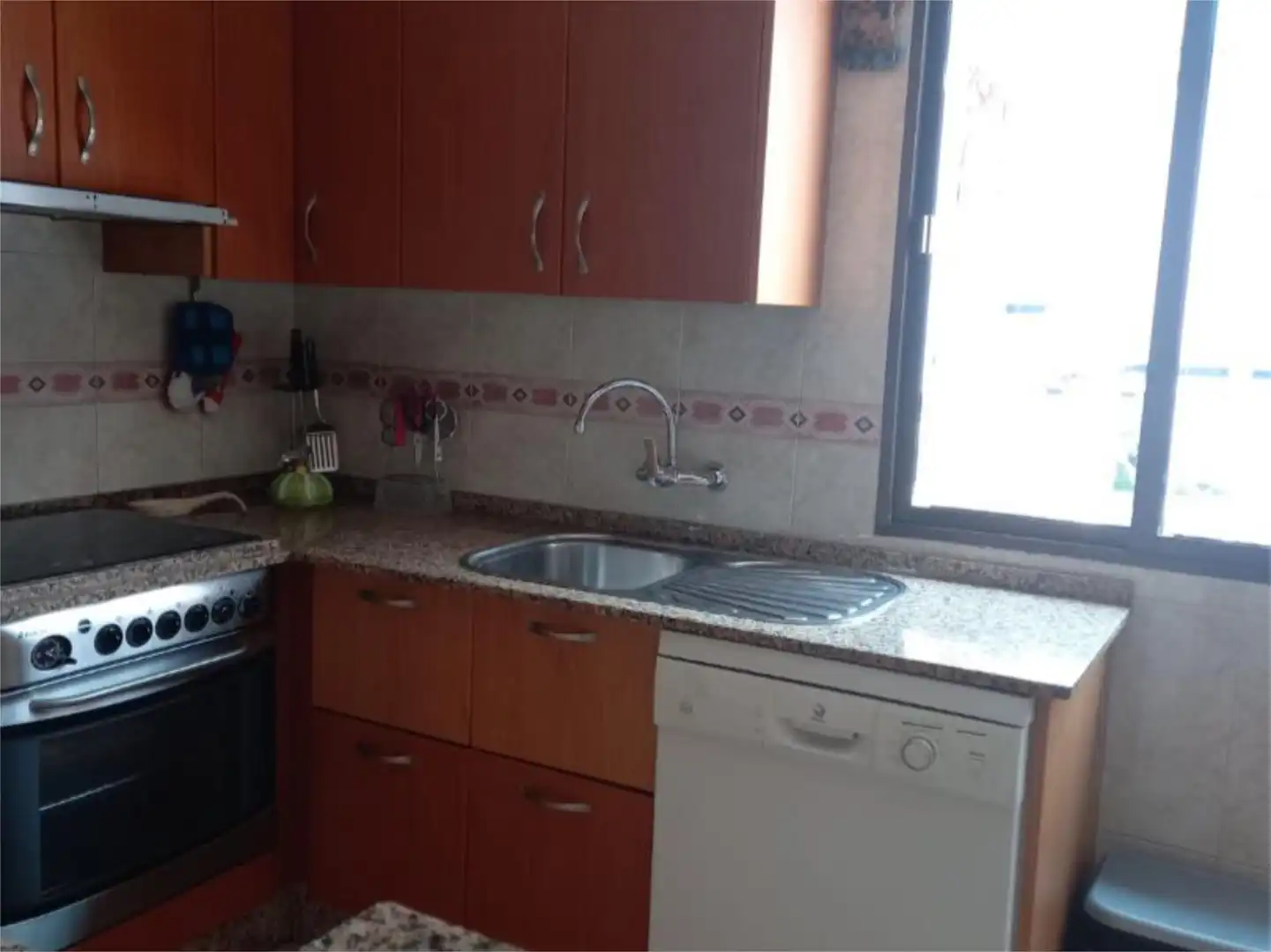 Casa adosada en venta en Calle San Juan, 14, Navas del Sepillar Cocina de Casa adosada en venta en Lucena con Aire acondicionado, Jardín privado y Terraza