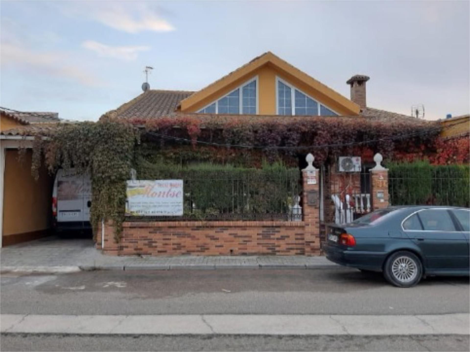 Vista exterior de Casa o xalet en venda en Villafranca de los Caballeros amb Aire condicionat, Calefacció i Jardí privat