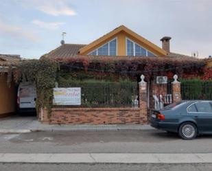 Vista exterior de Casa o xalet en venda en Villafranca de los Caballeros amb Aire condicionat, Terrassa i Piscina