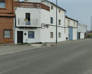 Vista exterior de Casa adosada en venda en Velada amb Terrassa i Balcó