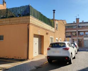 Vista exterior de Casa adosada en venda en Salt amb Aire condicionat i Terrassa