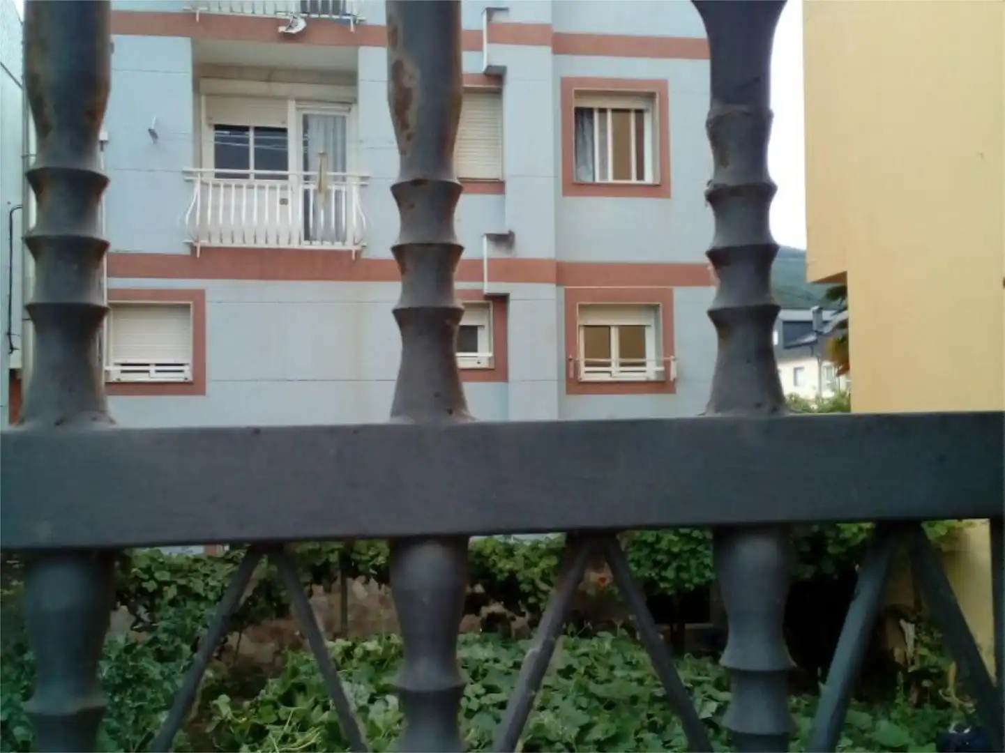 Außenansicht von Wohnung zum Verkauf in Ribas de Sil mit Heizung, Terrasse und Abstellraum