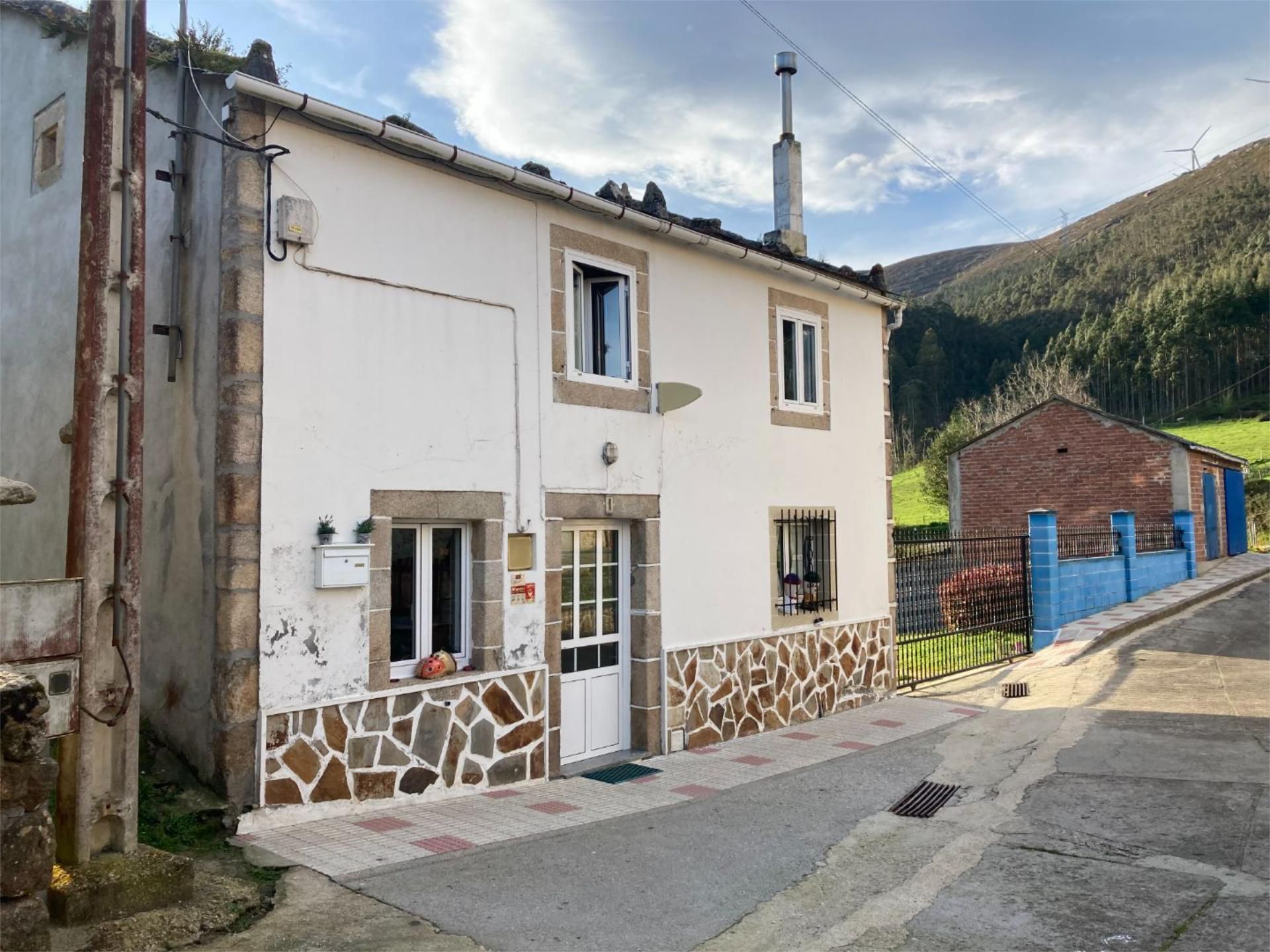 Vista exterior de Casa o xalet en venda en O Valadouro   amb Calefacció, Jardí privat i Parquet
