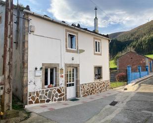 Vista exterior de Casa o xalet en venda en O Valadouro   amb Calefacció, Jardí privat i Parquet