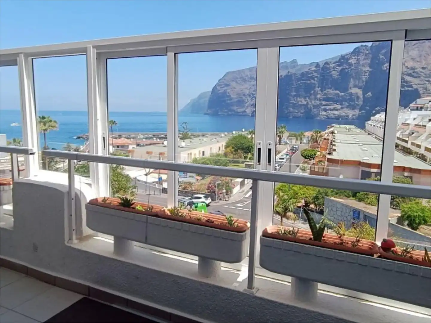 Flat for sale in Flor de Pascua, Acantilados de Los Gigantes Exterior view of Flat for sale in Santiago del Teide with Air Conditioner, Parquet flooring and Terrace