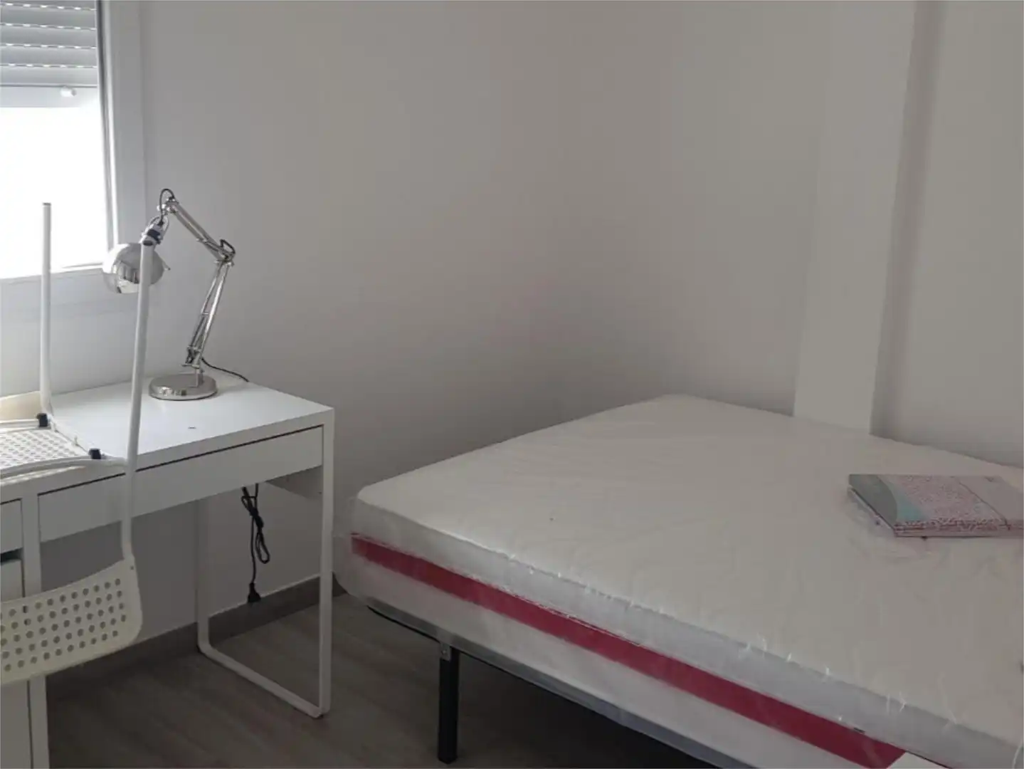Room in Avenida Santa Cecilia, 9, Triana Oeste Bedroom of Flat for share in Sevilla with Air Conditioner and Furnished