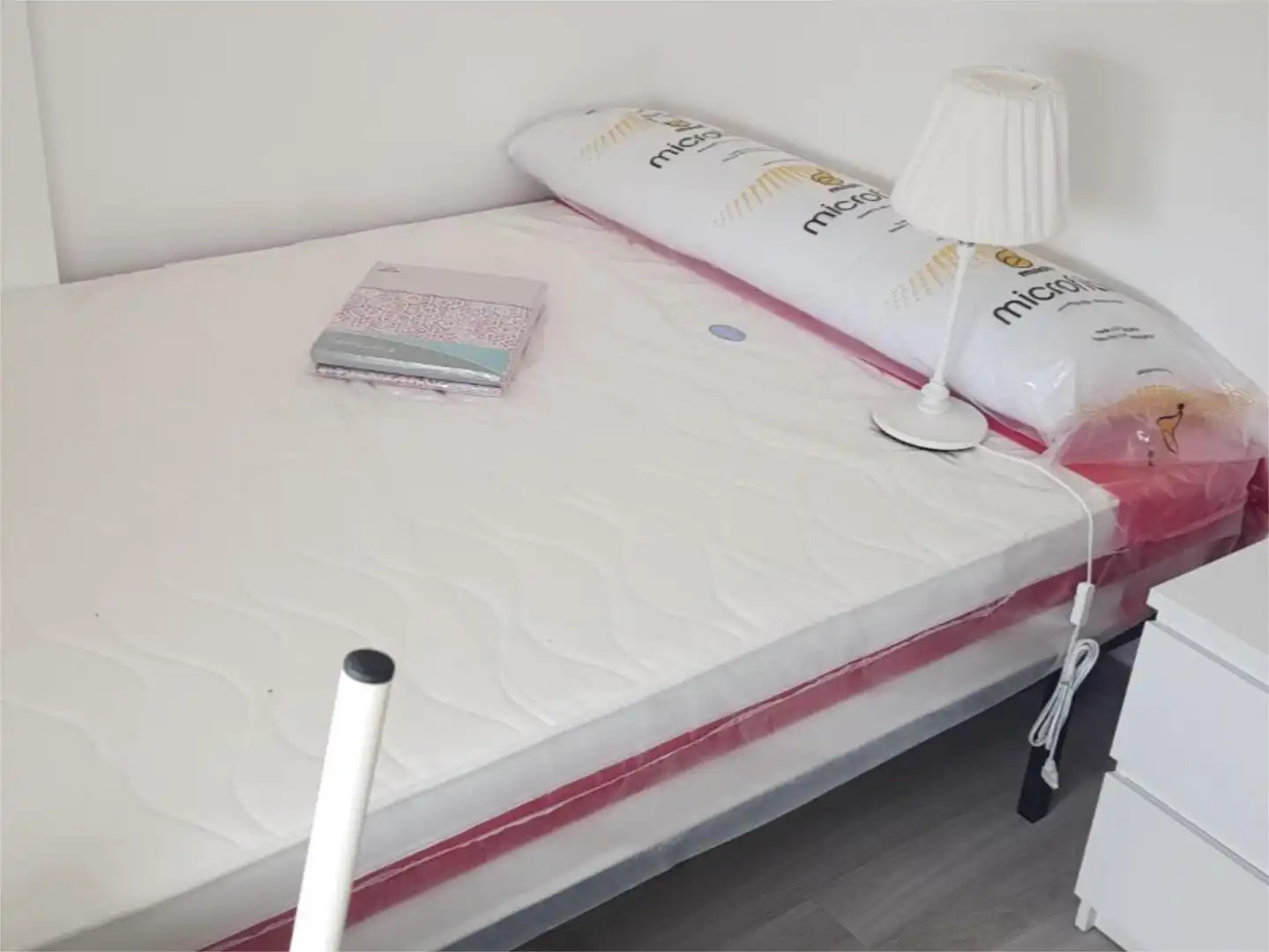 Room in Avenida Santa Cecilia, 9, Triana Oeste Bedroom of Flat for share in Sevilla with Air Conditioner and Furnished