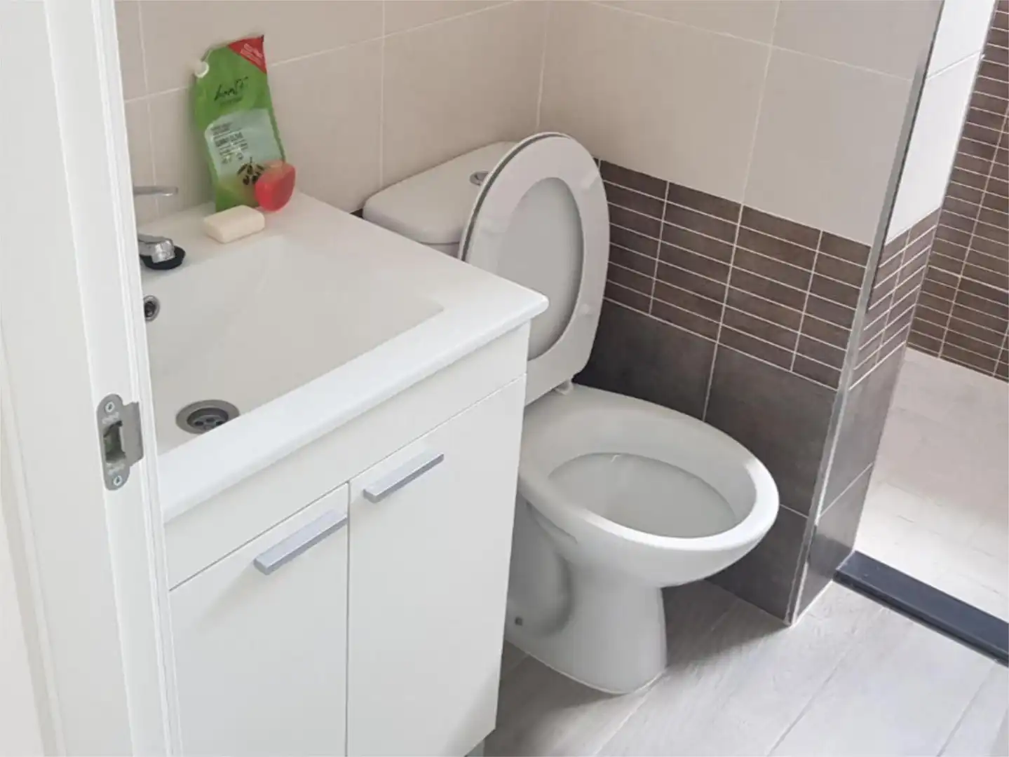 Room in Avenida Santa Cecilia, 9, Triana Oeste Bathroom of Flat for share in Sevilla with Air Conditioner and Furnished