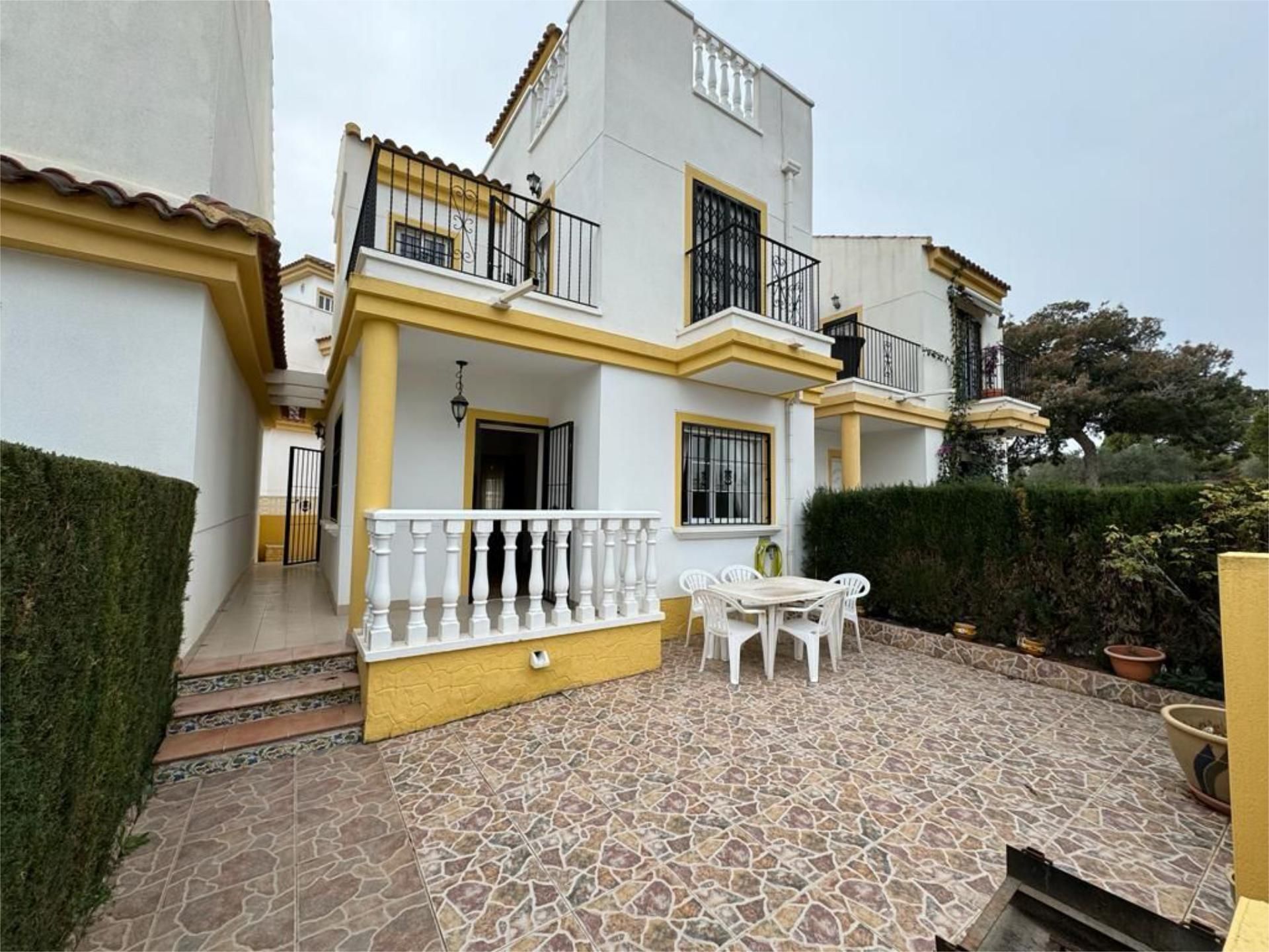 Vista exterior de Casa adosada en venda en Guardamar del Segura amb Jardí privat, Terrassa i Moblat