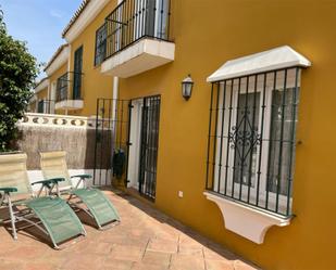 Vista exterior de Casa adosada en venda en Manilva amb Aire condicionat, Terrassa i Balcó