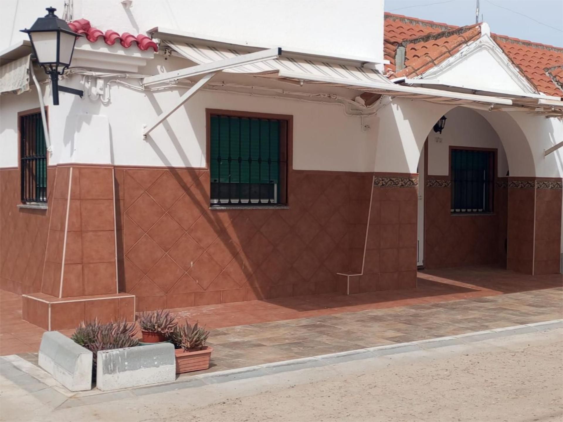Vista exterior de Casa o xalet en venda en Villanueva de la Serena amb Aire condicionat, Terrassa i Piscina