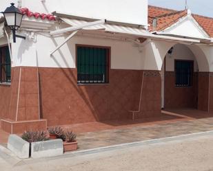 Vista exterior de Casa o xalet en venda en Villanueva de la Serena amb Aire condicionat, Terrassa i Piscina