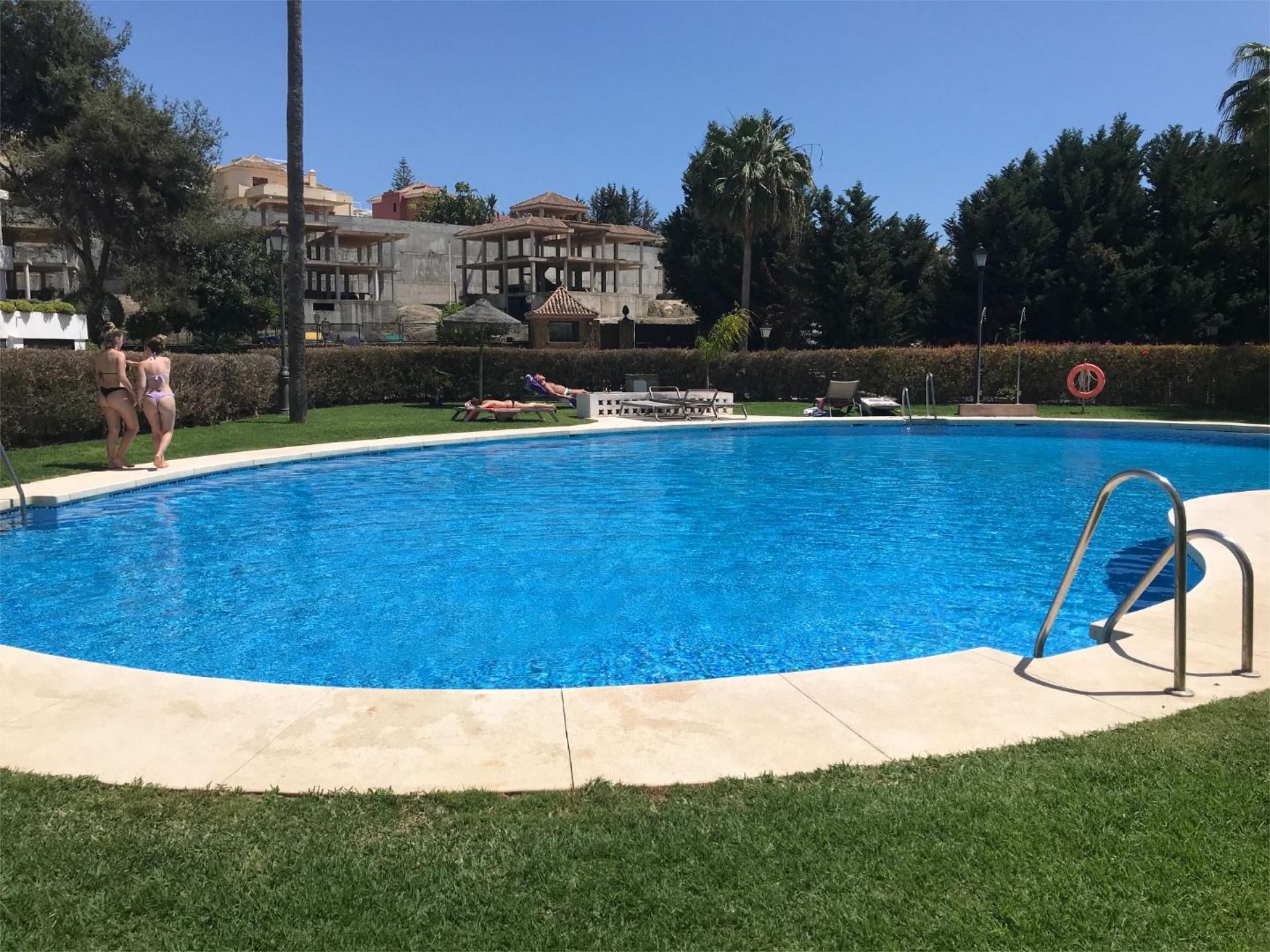 Piscina de Pis en venda en Marbella amb Aire condicionat, Terrassa i Piscina