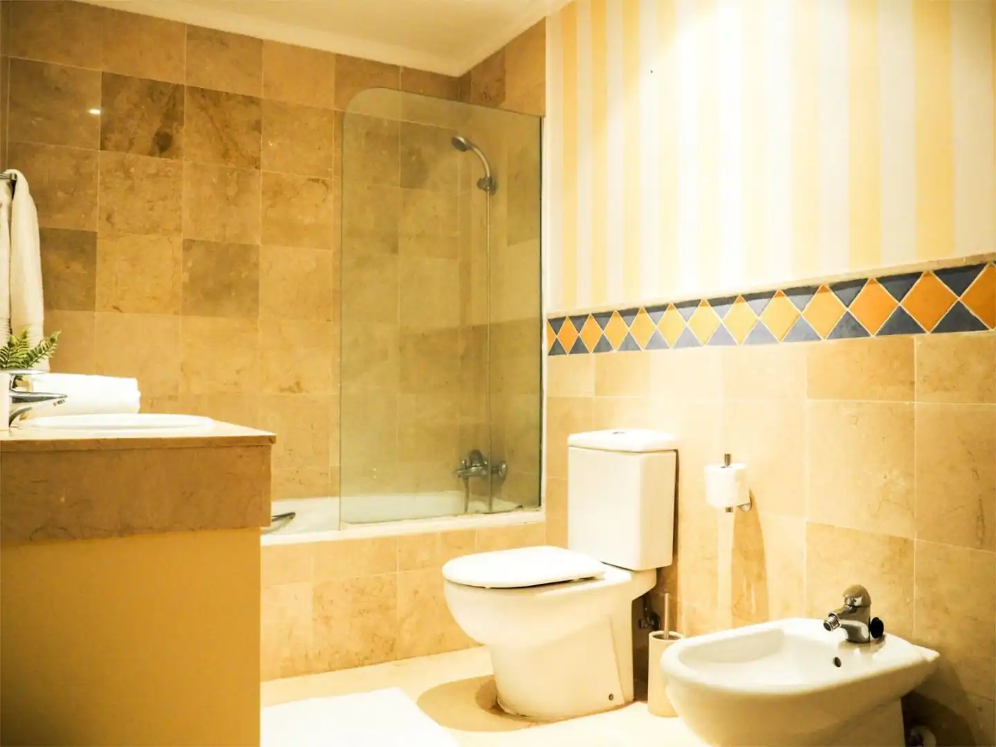 Flat for sale in Avenida del Prado, 69, Las Brisas Bathroom of Flat for sale in Marbella with Air Conditioner, Heating and Private garden