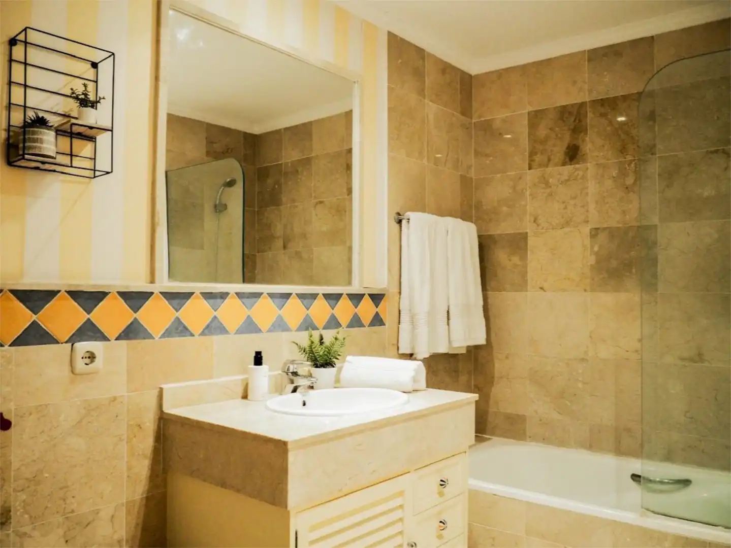 Flat for sale in Avenida del Prado, 69, Las Brisas Bathroom of Flat for sale in Marbella with Air Conditioner, Heating and Private garden