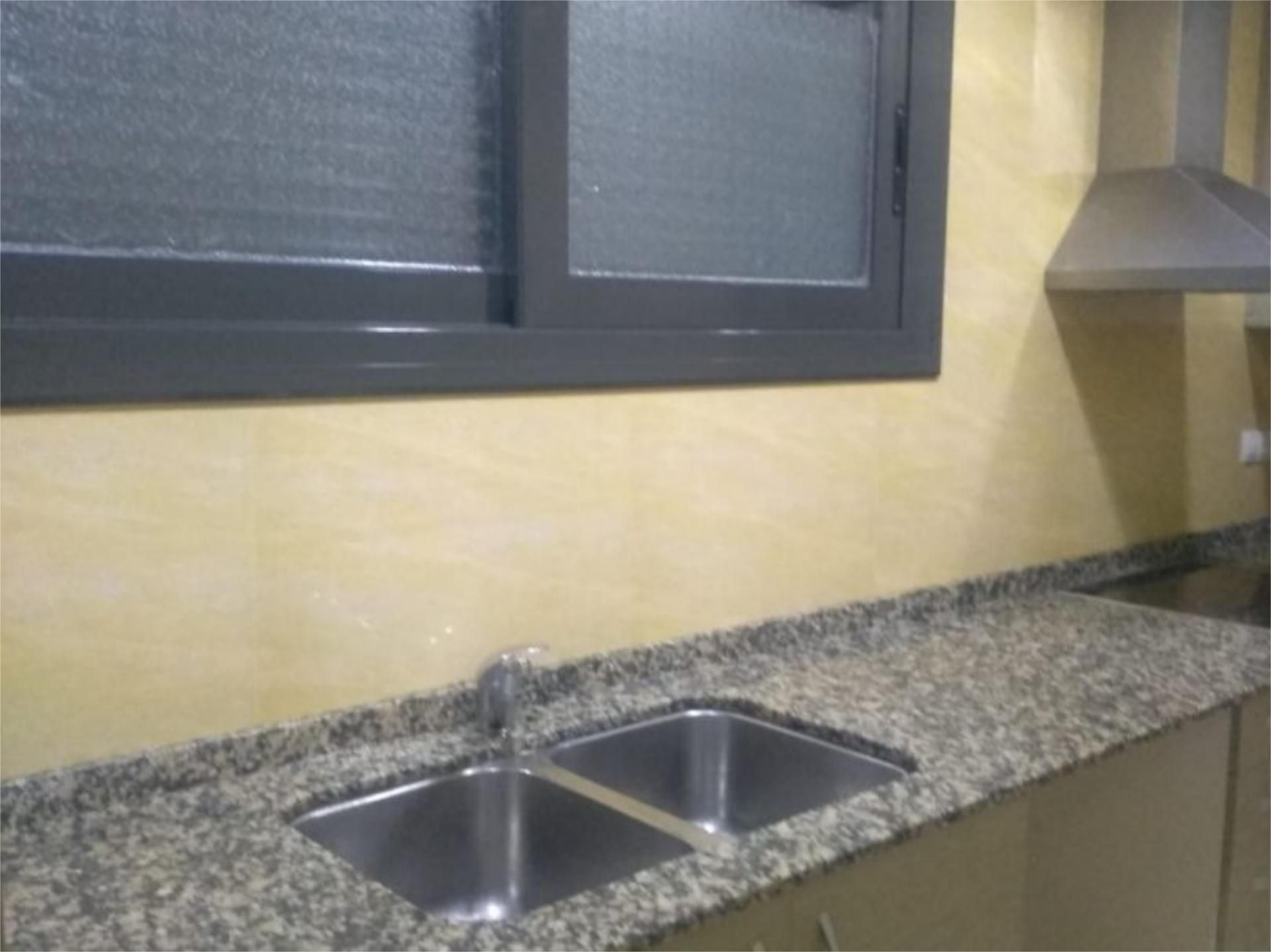 Cuina de Casa adosada en venda en Alguaire amb Aire condicionat i Terrassa