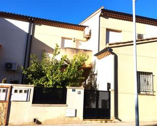 Vista exterior de Casa adosada en venda en La Puerta de Segura amb Aire condicionat i Terrassa